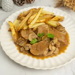 Solomillo en salsa de la abuela con champiñones y patatas fritas. Un plato casero que evoca recuerdos.