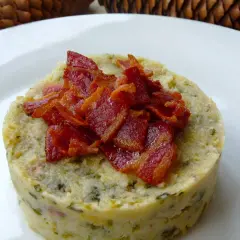 Delicioso trinxat de la Cerdanya, un plato tradicional con patata, col y tocino crujiente.