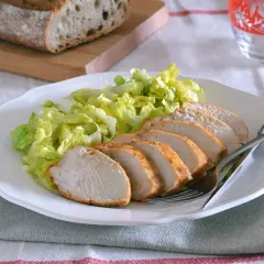 Pechuga de pollo a la plancha, jugosa y tierna, acompañada de ensalada fresca. Ideal para tus recetas con pechuga de pollo.