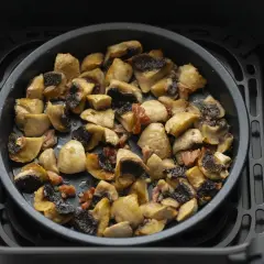 Champiñones en freidora de aire, dorados y listos para disfrutar. Un bocado delicioso y saludable.
