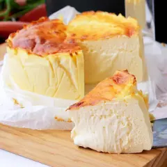 Tarta de queso en freidora de aire, dorada y cremosa, con una porción lista para disfrutar.