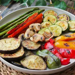 Plato de verduras a la plancha: espárragos, zanahorias, champiñones, calabacín, berenjena y pimientos.