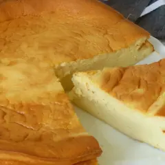 Tarta de queso esponjosa, recién salida del horno. Perfecta para compartir con esta receta casera.