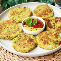 Deliciosas hamburguesas de brócoli, doradas y crujientes, servidas con kétchup y mostaza.