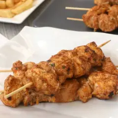 Deliciosos pinchitos de pollo a la parrilla, sazonados y listos para disfrutar.