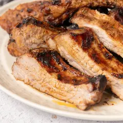 Costillas jugosas y doradas, perfectamente cocinadas en freidora de aire. ¡Un manjar irresistible!