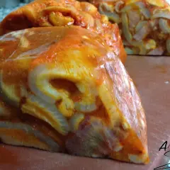 Porciones de callos a la andaluza, con trozos de carne y especias, listas para cocinar.