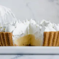 Tarta de limón con merengue, con su cremosa base amarilla y picos blancos esponjosos, lista para ser disfrutada.