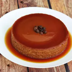 Delicioso flan de café, con su caramelo dorado y granos de café como decoración.
