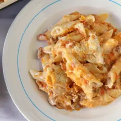 Un plato de macarrones del cardenal, cubiertos de salsa y queso, listos para disfrutar.