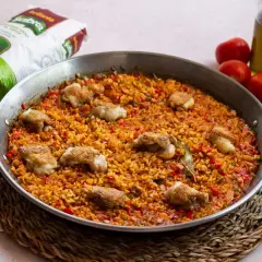 Paella de arroz con alitas de pollo, un plato lleno de sabor y color, listo para compartir.