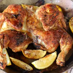 Pollo asado dorado y jugoso, perfecto para desmenuzar y usar en deliciosas recetas. Acompañado de gajos de limón asado.