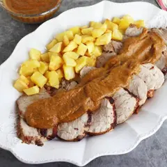 Solomillo a la cerveza jugoso y tierno, servido con patatas fritas crujientes y una rica salsa. ¡Un plato delicioso!