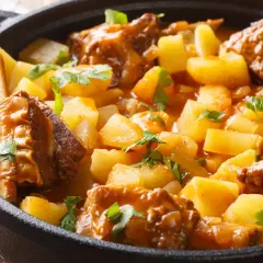 Costillas guisadas de la abuela, tiernas y jugosas, con patatas tiernas y perejil fresco. Un plato casero que reconforta el alma.