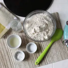 Ingredientes listos para hacer pan sin levadura: harina, agua, sal, bicarbonato y aceite.