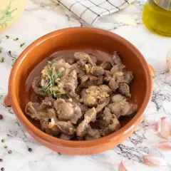 Mollejas de pollo al ajillo en cazuela de barro, con ajo, perejil y pimienta.