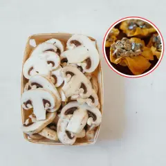 Champiñones laminados en cesta, listos para deliciosas recetas. Un bocado preparado con ellos.