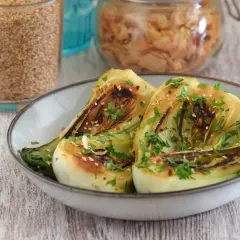 Pak choi asado, salpicado con semillas de sésamo y perejil. Una idea deliciosa para tus pak choi recetas.