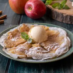 Deliciosas tortitas de arroz con manzana y canela, coronadas con helado de vainilla y espolvoreadas con azúcar glas.