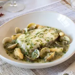 Merluza en salsa verde con almejas, una de las mejores recetas merluza congelada.