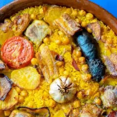 Arroz al horno en cazuela de barro, con garbanzos, patatas, tomate, ajo, morcilla y trozos de carne. ¡Un plato contundente y delicioso!