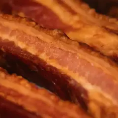 Tiras de panceta fresca listas para preparar unos crujientes torreznos.