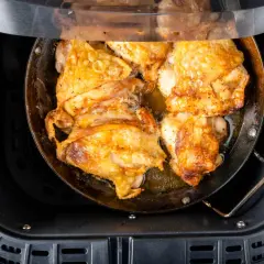 Pechuga de pollo dorada y jugosa en la freidora de aire, lista para disfrutar.