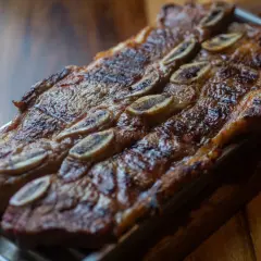 Costillas de res jugosas, con un dorado perfecto, listas para disfrutar. Un delicioso churrasco al horno.