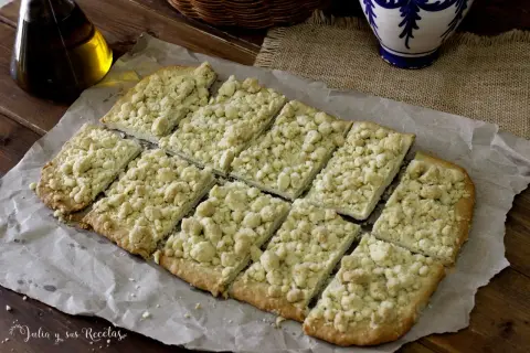 Deliciosa coca de mollitas, cortada en porciones y lista para disfrutar. Un postre casero con una textura crujiente y dulce.