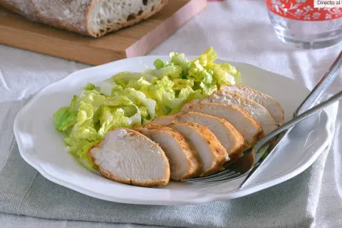 Pechuga de pollo a la plancha, jugosa y tierna, acompañada de ensalada fresca. Ideal para tus recetas con pechuga de pollo.