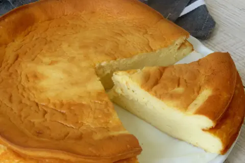 Tarta de queso esponjosa, recién salida del horno. Perfecta para compartir con esta receta casera.