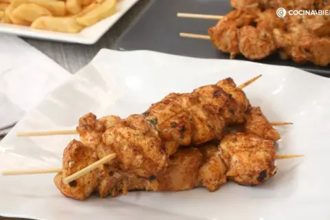 Deliciosos pinchitos de pollo a la parrilla, sazonados y listos para disfrutar.