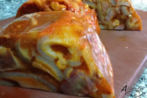 Porciones de callos a la andaluza, con trozos de carne y especias, listas para cocinar.