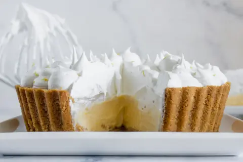 Tarta de limón con merengue, con su cremosa base amarilla y picos blancos esponjosos, lista para ser disfrutada.