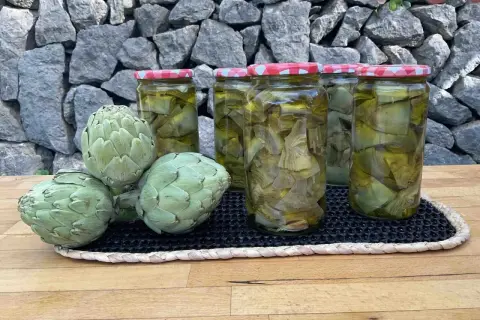 Alcachofas frescas y en conserva, listas para deliciosas recetas con alcachofas de bote.