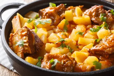 Costillas guisadas de la abuela, tiernas y jugosas, con patatas tiernas y perejil fresco. Un plato casero que reconforta el alma.