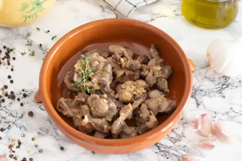 Mollejas de pollo al ajillo en cazuela de barro, con ajo, perejil y pimienta.