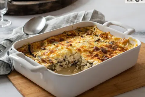 Pastel de berenjenas gratinado en una fuente blanca, listo para servir.