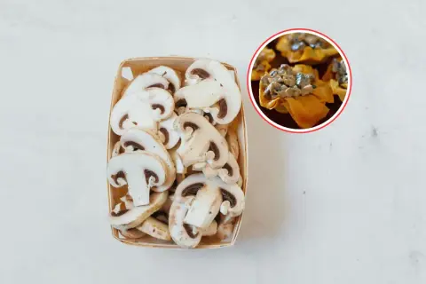 Champiñones laminados en cesta, listos para deliciosas recetas. Un bocado preparado con ellos.