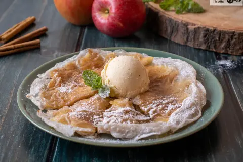 Deliciosas tortitas de arroz con manzana y canela, coronadas con helado de vainilla y espolvoreadas con azúcar glas.