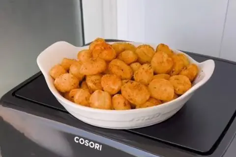 Ñoquis dorados y crujientes, recién salidos de la freidora de aire. ¡Una delicia fácil y rápida!