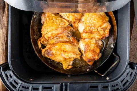 Pechuga de pollo dorada y jugosa en la freidora de aire, lista para disfrutar.