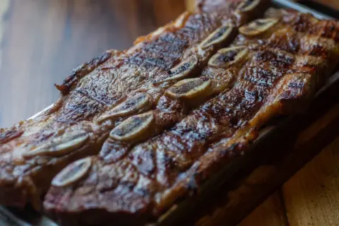 Costillas de res jugosas, con un dorado perfecto, listas para disfrutar. Un delicioso churrasco al horno.
