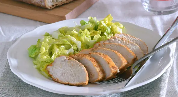 Pechuga de pollo a la plancha, jugosa y tierna, acompañada de ensalada fresca. Ideal para tus recetas con pechuga de pollo.