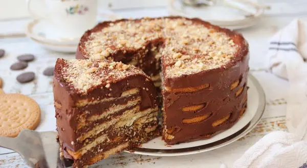Deliciosa marquesa de chocolate, con capas de galletas y crema de cacao, espolvoreada con frutos secos.