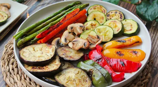 Plato de verduras a la plancha: espárragos, zanahorias, champiñones, calabacín, berenjena y pimientos.