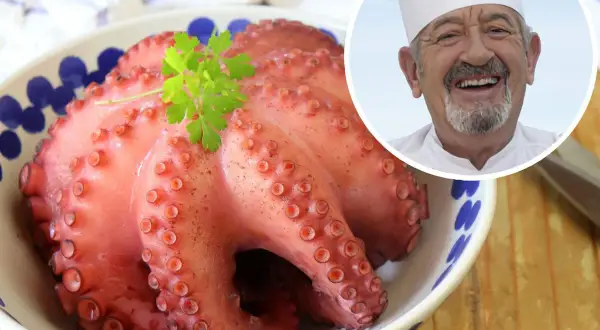 Pulpo a la gallega listo para servir, con un chef sonriente al fondo.