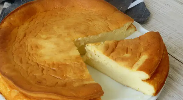 Tarta de queso esponjosa, recién salida del horno. Perfecta para compartir con esta receta casera.