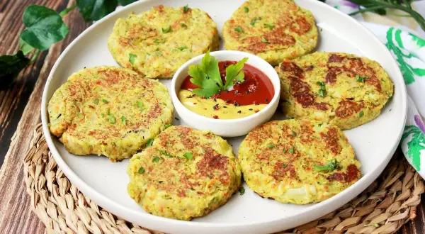 Deliciosas hamburguesas de brócoli, doradas y crujientes, servidas con kétchup y mostaza.