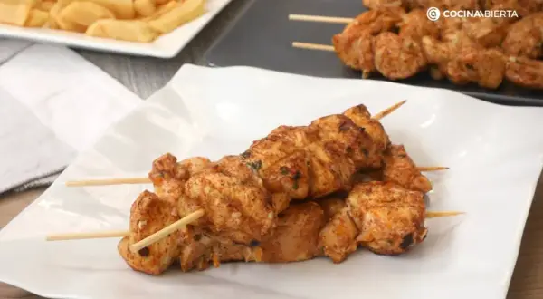 Deliciosos pinchitos de pollo a la parrilla, sazonados y listos para disfrutar.